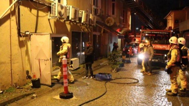 Restoranı Yandı, Söndürme Çalışmalarını Gözyaşları İçinde İzledi