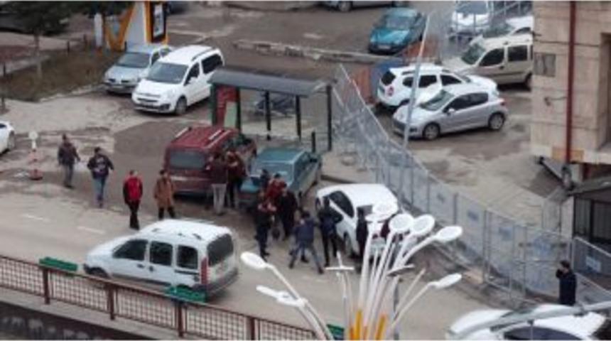 Erzurum&rsquo;da Erkeklerin Kavgasını Kızlar Araya Girerek Ayırdı