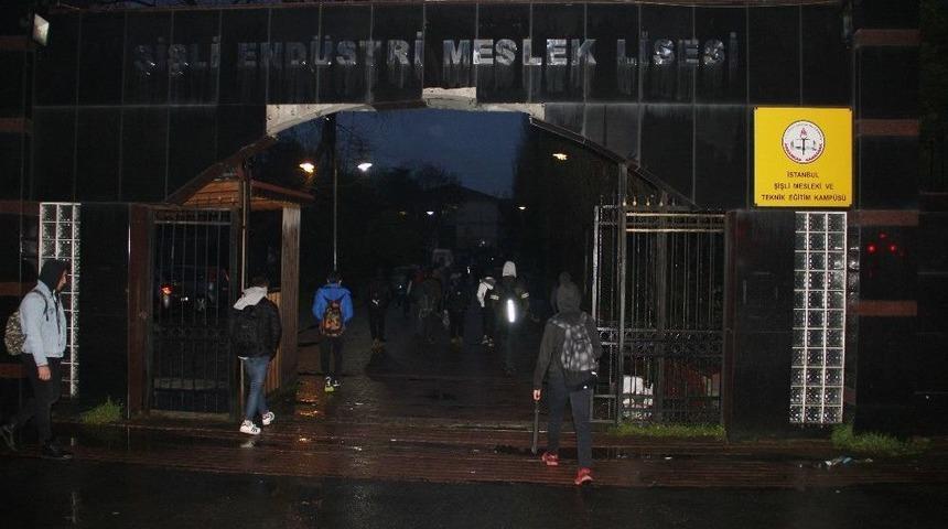 Şişli End&uuml;stri Meslek Lisesi&rsquo;nde Zemininde Kayma Tehlikesi Olan Binada Eğitim Durdu