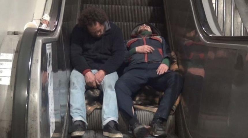 Taksim&rsquo;de Y&uuml;r&uuml;yen Merdivenlerde Y&uuml;rekleri Sızlatan G&ouml;r&uuml;nt&uuml;