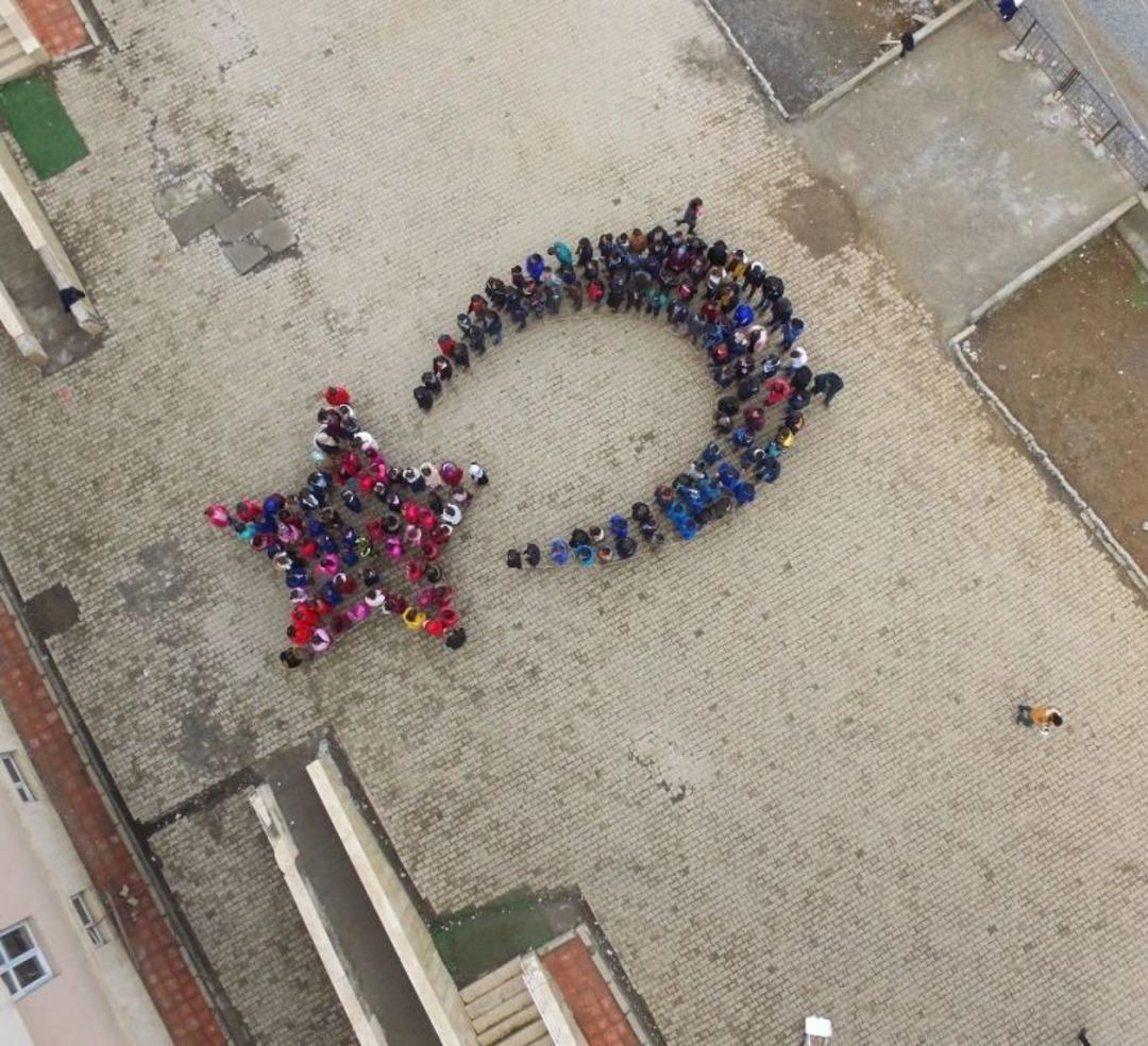 Kato Dağı Etekleri Bayrakla S&uuml;slendi, İstiklal Marşı Sesiyle Yankılandı