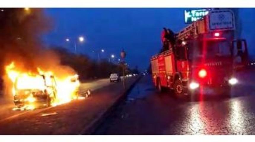 Alev Alan Ara&ccedil; İtfaiyenin M&uuml;dahalesiyle S&ouml;nd&uuml;r&uuml;ld&uuml;