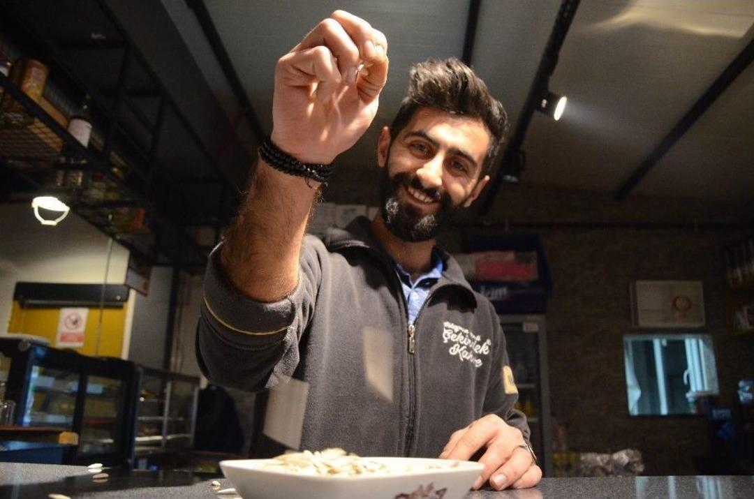 Bu Kahvede Yere &Ccedil;ekirdek Kabuğu Atmayana Ceza Var