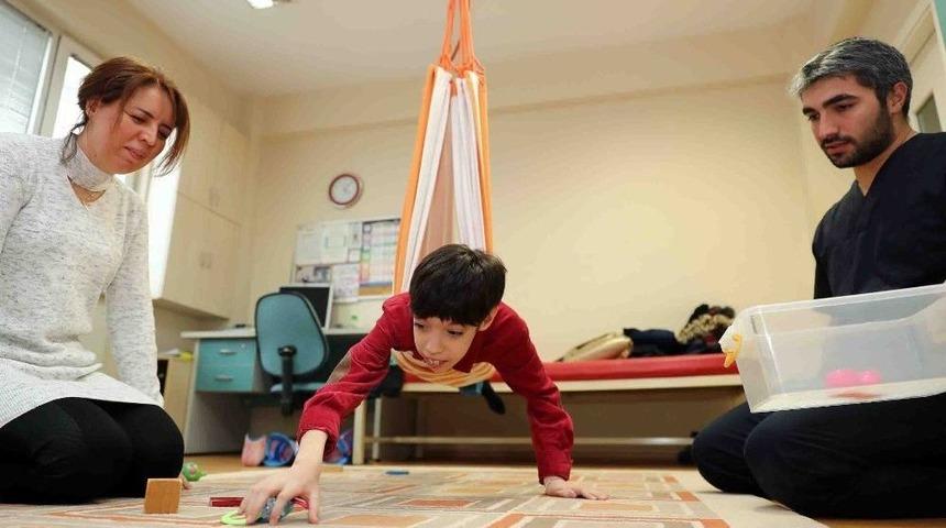 (&ouml;zel) Doktorların &rsquo;yaşamaz&rsquo; Dediği Burak Kaan Fizyoterapi İle Hayata Tutundu