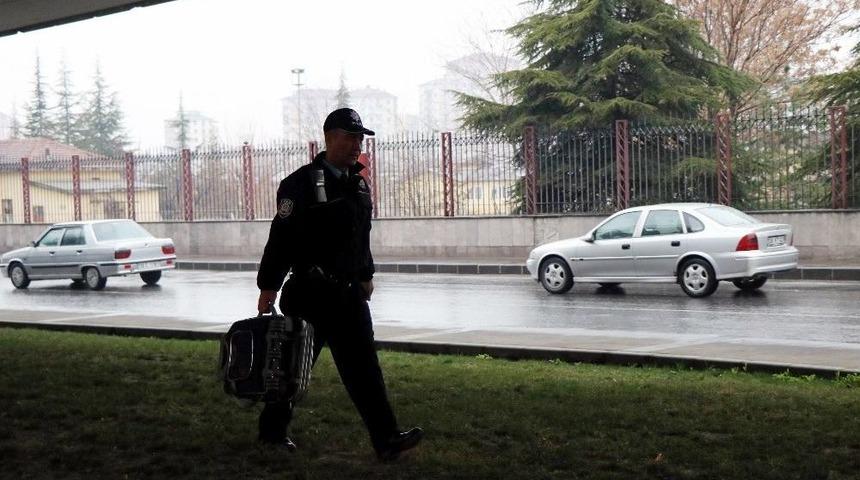 Ş&uuml;pheli Bavul Polisi Harekete Ge&ccedil;irdi