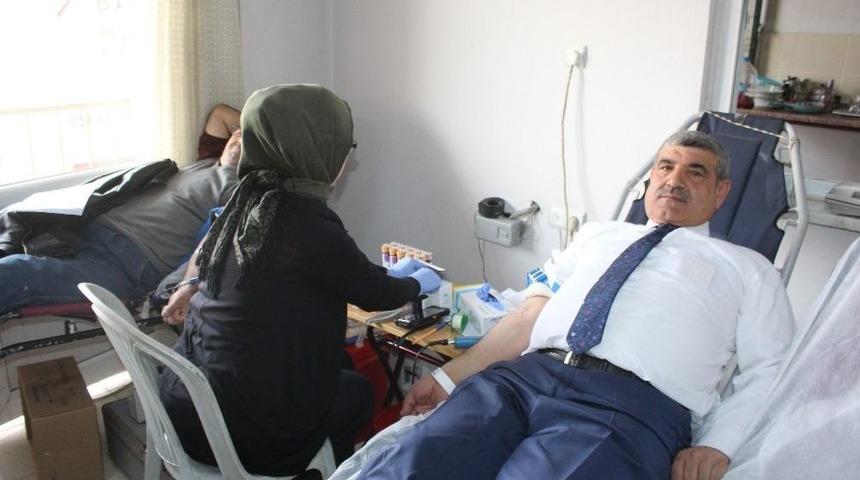 Şeker İş&ccedil;ileri, Mehmet&ccedil;ik İ&ccedil;in Kan Bağışında Bulundu