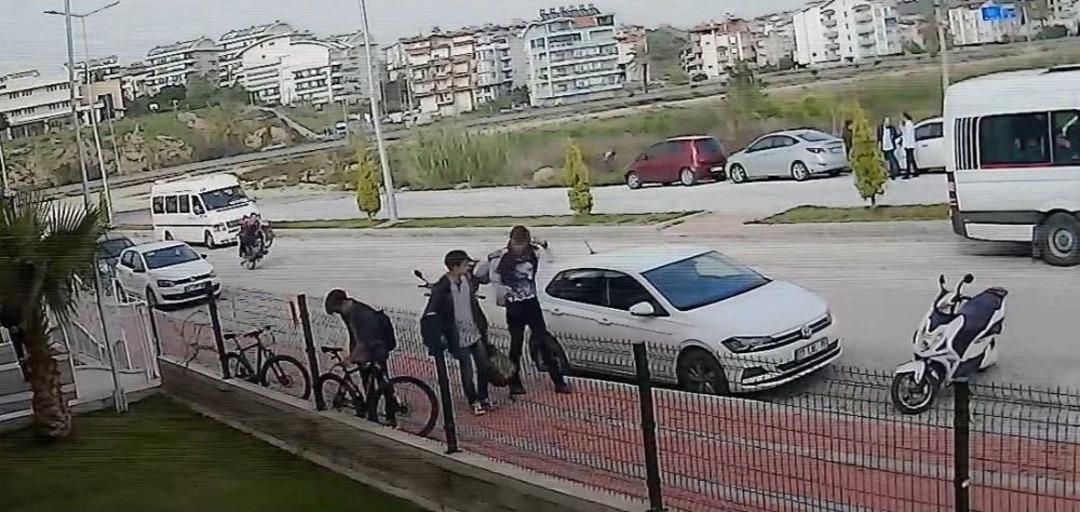 Motosikletin &Ouml;n Tekerleğini Kaldırarak S&uuml;rd&uuml;, Okul Servisine Arkadan &Ccedil;arptı