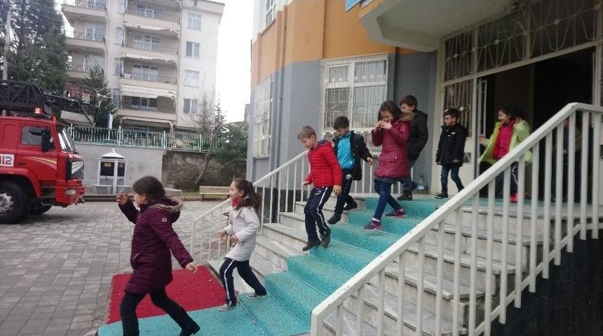 Mehmet Tarhan İlkokulu&rsquo;nda Deprem Ve Yangın Tatbikatı