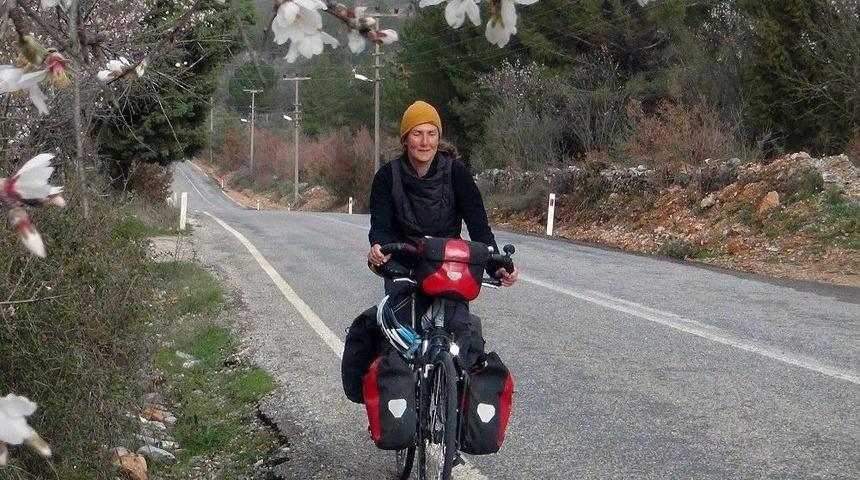 İtalyan Kadın, Hayaline Pedal Basıyor