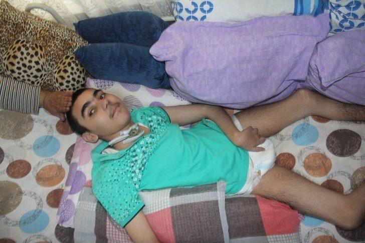 Oyun Oynarken 4 Metreden Düşen Taha 7 Yıldır Yatağa Bağlı Yaşıyor G5