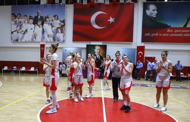 “bayraklı’nın Perileri” Play-off Peşinde