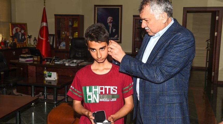 Başkan Karalar’dan Engellilere İşitme Cihazı Ve Protez Ayak