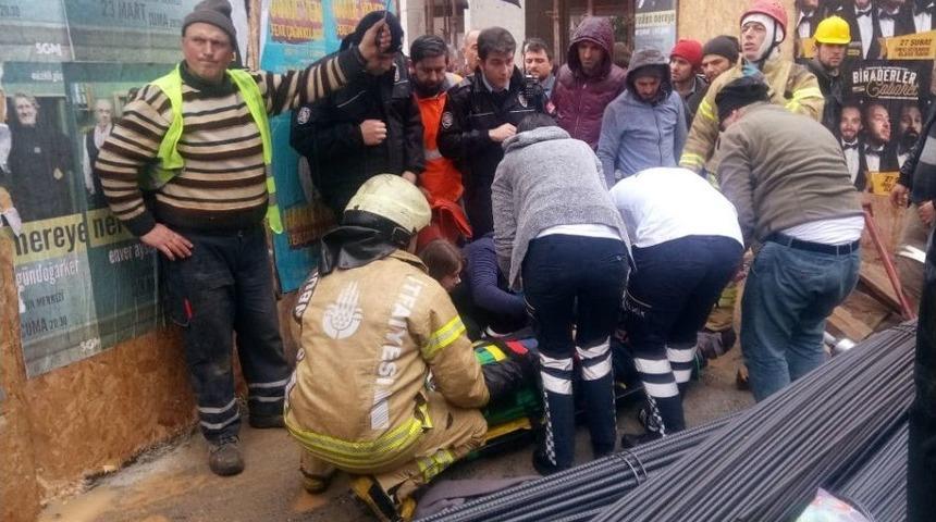 Kadıköy’de Kaldırımda Yürüyen Vatandaş, İnşaat Demirlerinin Altında Kaldı