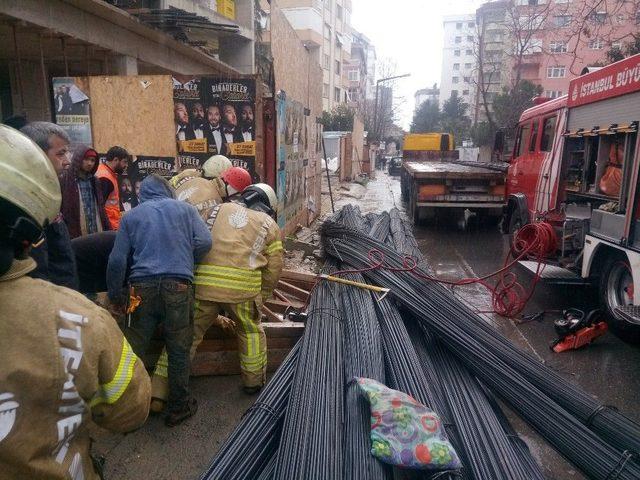 Kadıköy’de Kaldırımda Yürüyen Vatandaş, İnşaat Demirlerinin Altında Kaldı