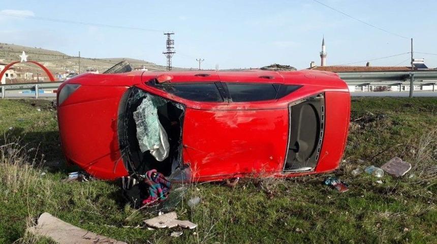 Bariyerlere &Ccedil;arpan Ara&ccedil; Takla Attı, 2 Kişi Yaralandı