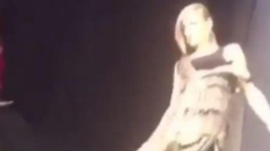 Ünlü Manken Çağla Şikel’in Podyumda Zor Anları