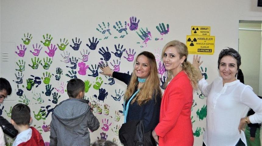 &Ccedil;ocuklar Hastane Duvarlarını Boyadı