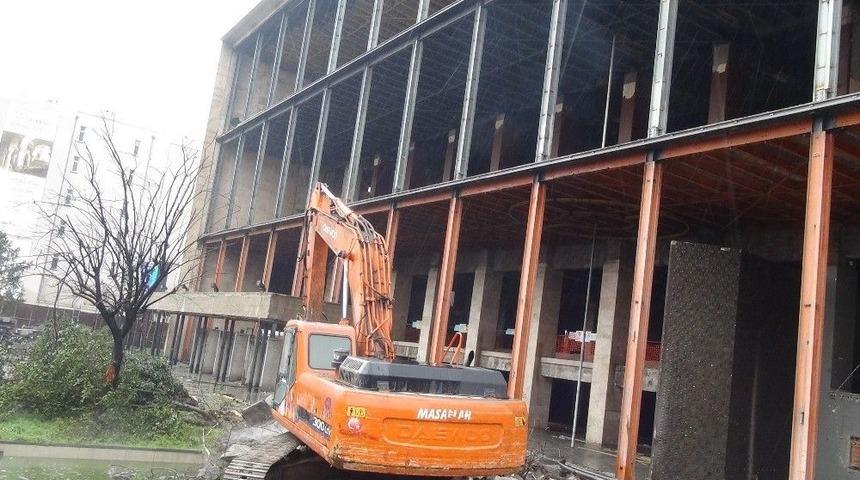 Akm&rsquo;nin Yıkımı İ&ccedil;in İş Makineleri &Ccedil;alışmaya Başladı