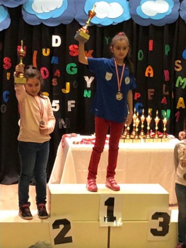 Satran&ccedil; Turnuvasının Birincisi &Uuml;mraniye Belediyesi Oldu 1