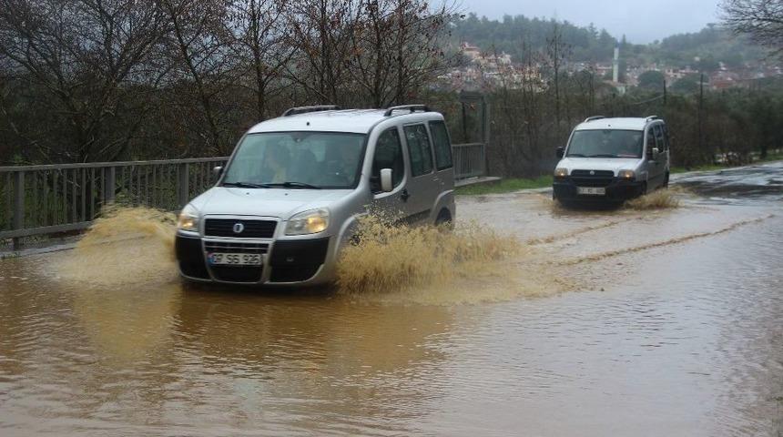 K&ouml;rfezde Sağanak Yağış Hayatı Olumsuz Etkiliyor