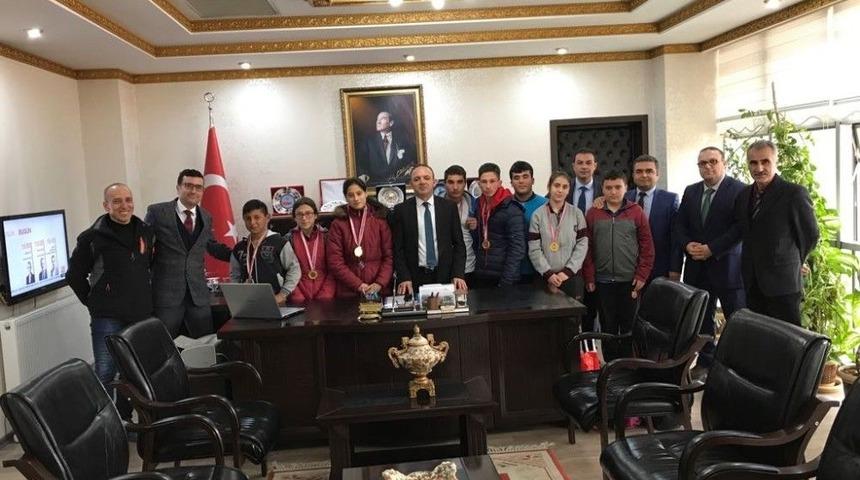 Şampiyonlardan Kaymakam &Ouml;ner&rsquo;e Ziyaret