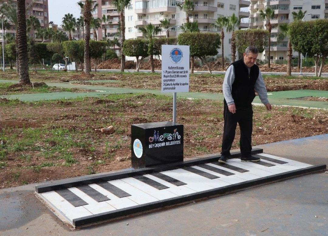Ayak Piyanosunu G&ouml;renler &Ouml;nce Şaşırıyor, Sonra M&uuml;ziğin Tadını &Ccedil;ıkarıyor
