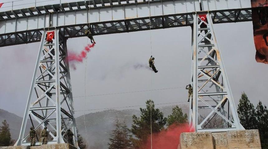 Komandoların G&ouml;sterisi Nefes Kesti