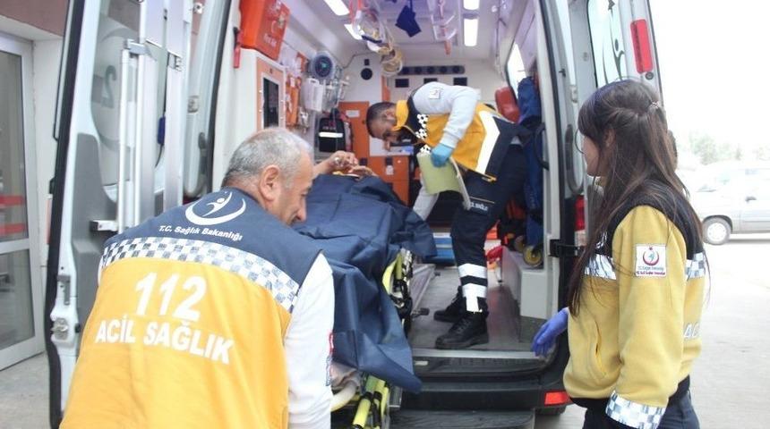 Geri Geri Giden Minib&uuml;s&uuml;n &Ccedil;arpması Sonucu Yaralandı