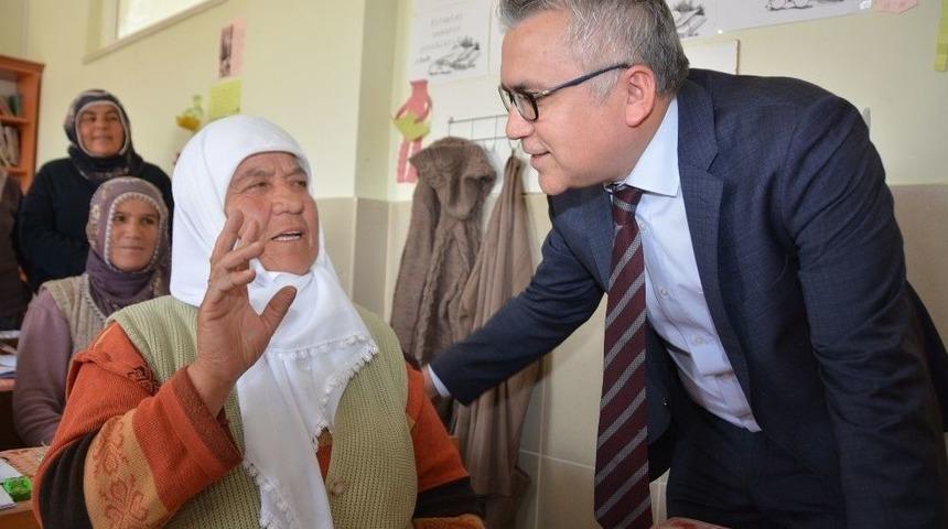 Vali Şimşek, Okumaz Yazma Kursunu Ziyaret Etti