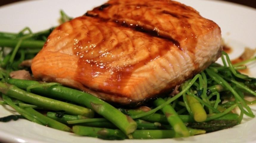 Izgarada Pişirilmiş Ballı Sarımsaklı Somon