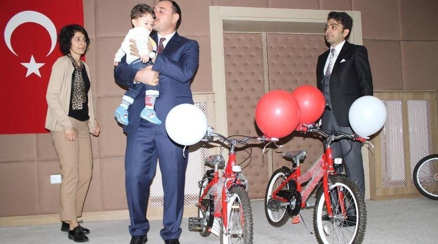 Şehit &Ccedil;ocuklarına Bisiklet Hediye Edildi