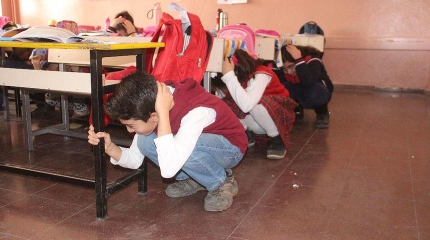 Elazığ&rsquo;da &Ouml;ğrencilere Deprem Ve Yangın Tatbikatı