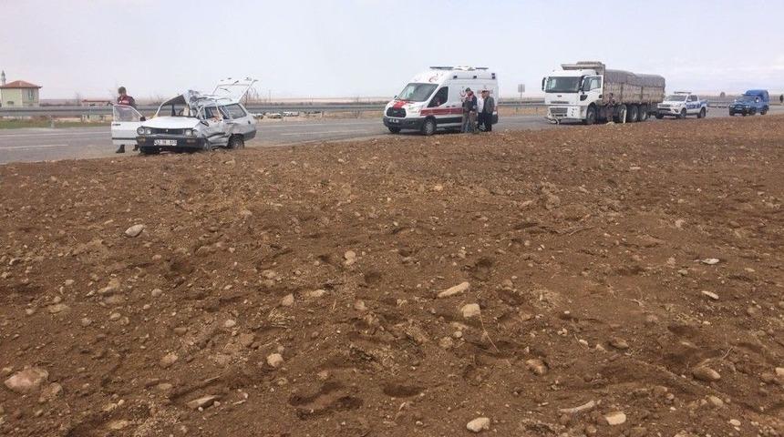 Karaman&rsquo;da Otomobille Tır &Ccedil;arpıştı: 2 &Ouml;l&uuml;, 1 Yaralı