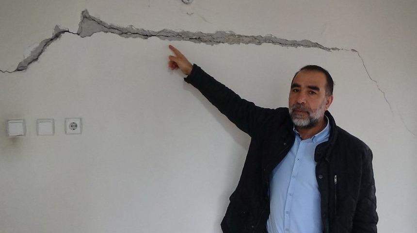 Deprem Mağuru Evini Terk Etti