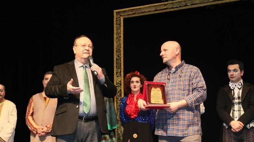 Efeler Belediyesi Tiyatro G&uuml;nleri&rsquo;nde Salonlar Doldu Taştı