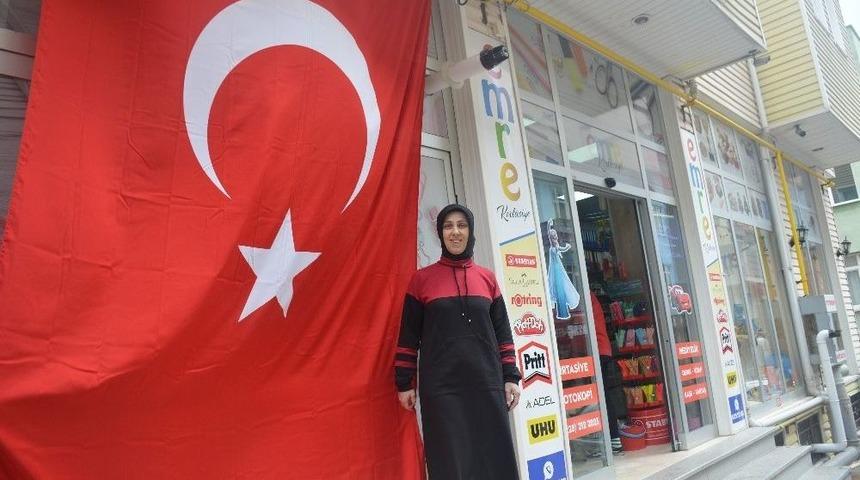 Bir G&uuml;nl&uuml;k Gelirlerini Mehmet&ccedil;iğe Bağışlayacak