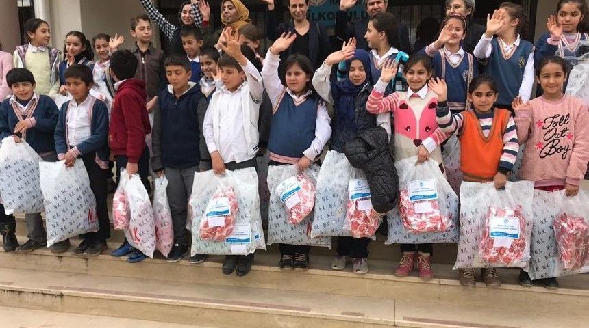 &Ouml;ğrencilere Bot Ve Mont Yardımında Bulunuldu