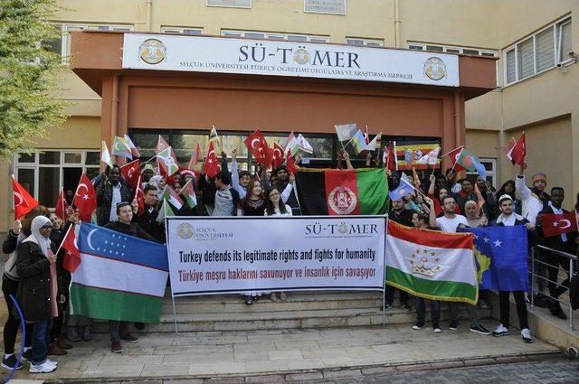 Selçuk’ta Yabancı Uyruklu Öğrencilerden Zeytin Dalı Harekatına Destek