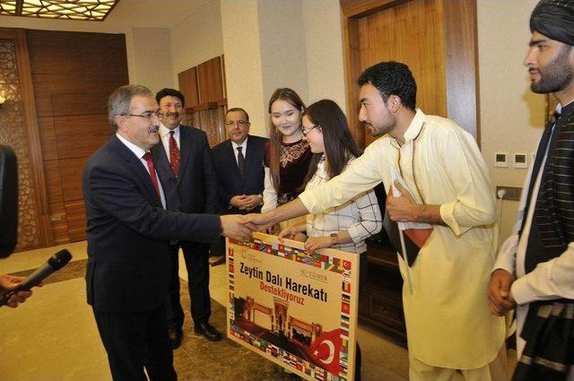 Selçuk’ta Yabancı Uyruklu Öğrencilerden Zeytin Dalı Harekatına Destek