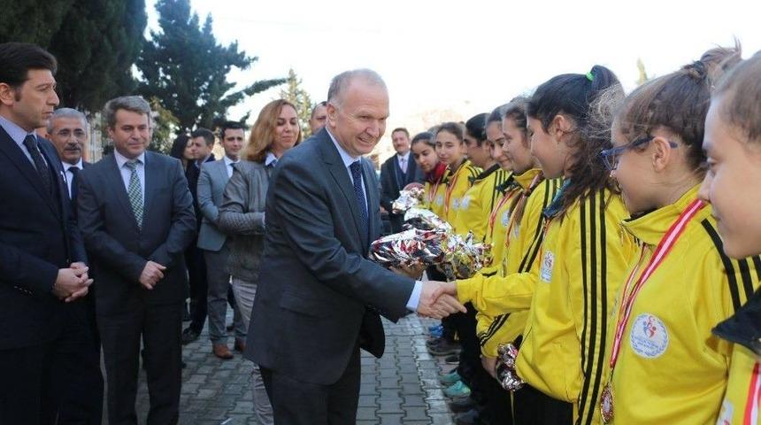Vali Ceylan&rsquo;dan Marmaraereğlisi Belediyespor Bayan Basketbol Takımına Tebrik