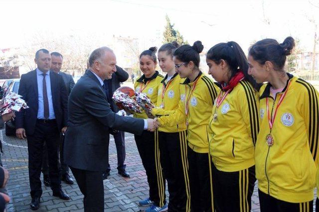 Vali Ceylan’dan Marmaraereğlisi Belediyespor Bayan Basketbol Takımına Tebrik