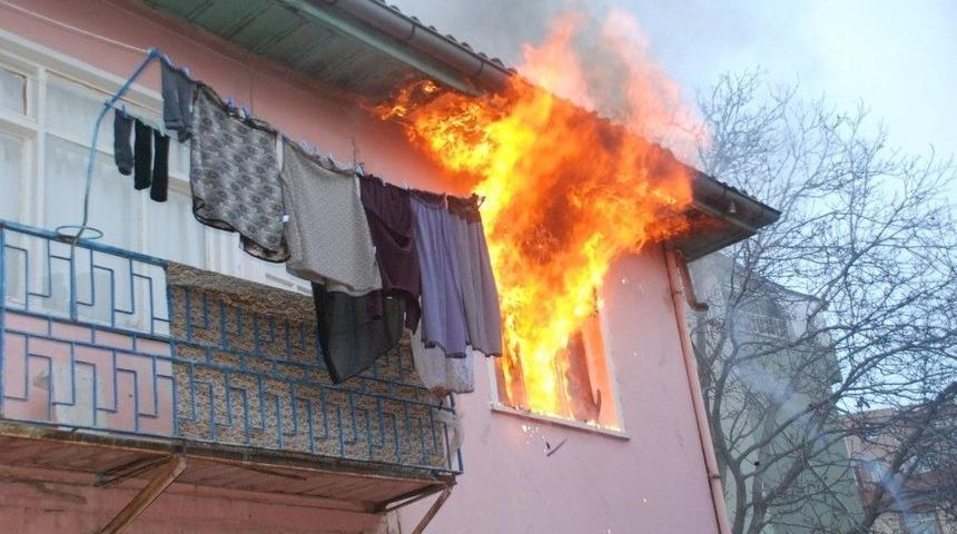 &Ccedil;akmakla Oynayan &Ccedil;ocuk Evi Yaktı