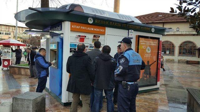 Emzirme Kabinine Bırakılan Fetö Dershanelerine Ait Kitaplar Polis Nezaretinde Toplandı