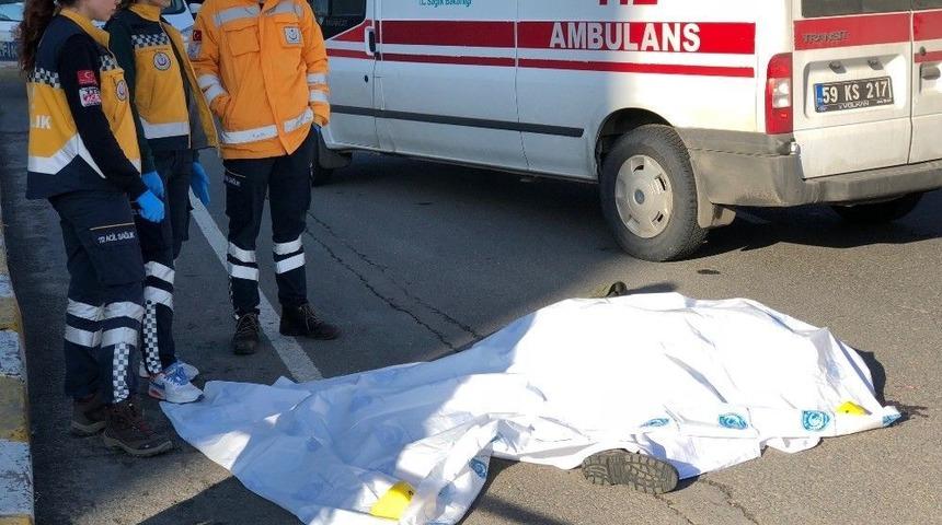 Kaldırımda Beklerken Aniden Yola D&uuml;şt&uuml;, Kamyonun Altında Kaldı