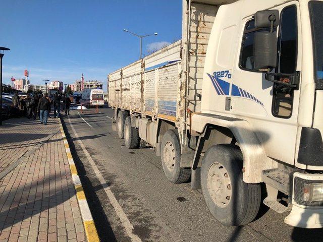 Kaldırımda Beklerken Aniden Yola Düştü, Kamyonun Altında Kaldı