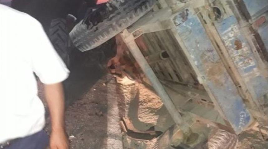 Otomobil Traktöre Arkadan Çarptı: 3 Yaralı