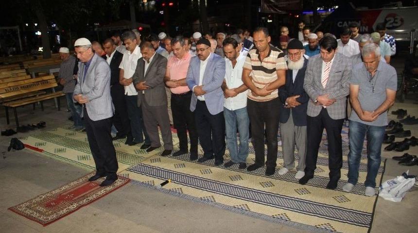 Demokrasi N&ouml;beti Sabah Namazı İle Sona Erdi