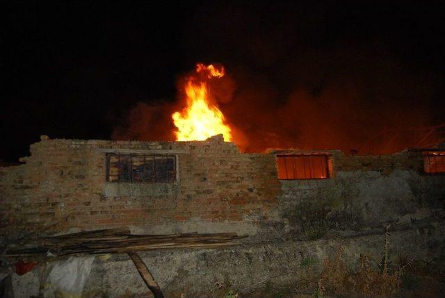 Tekirdağ’da Metruk Bina Alev Alev Yandı