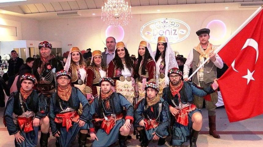 Avrupa&rsquo;ya Zeybek Oynamayı &Ouml;ğretiyorlar