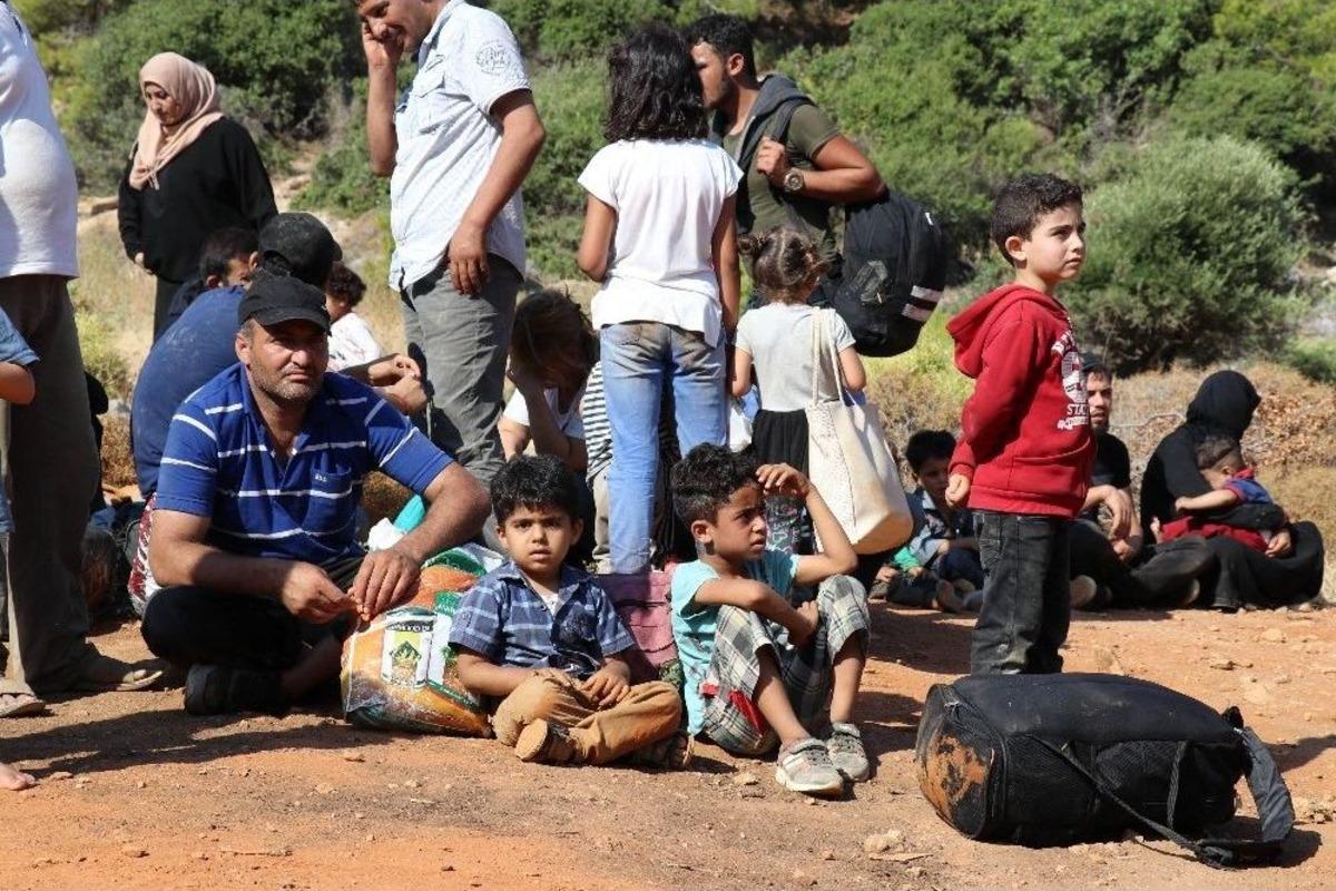 Antalya&rsquo;ya Tekneyle Gelen Ka&ccedil;ak M&uuml;lteciler Muz Bah&ccedil;esinde Yakalandı